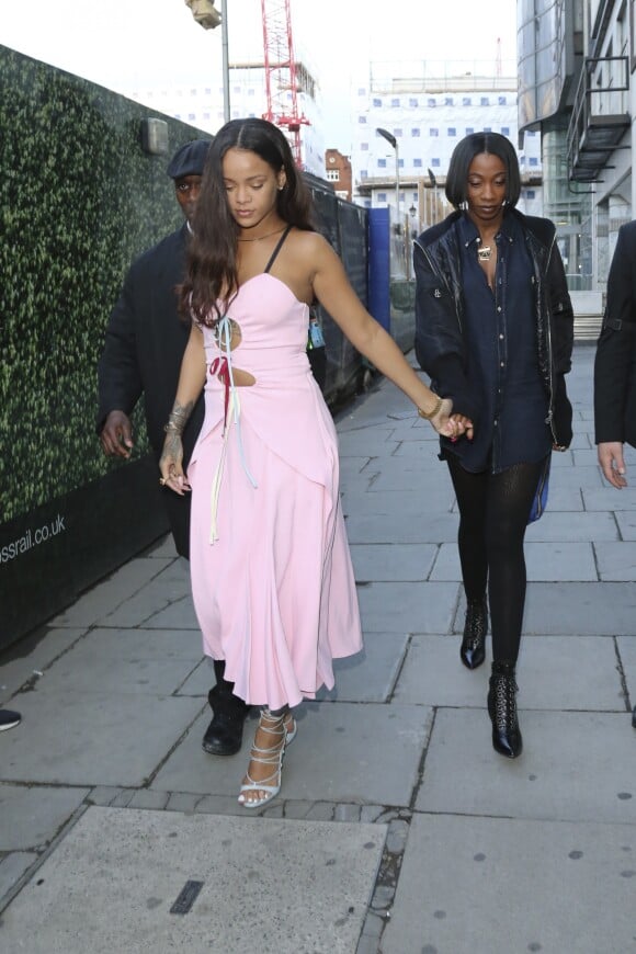Rihanna et Melissa Forde quittent la boîte de nuit Tape à Londres, le 29 juin 2016.