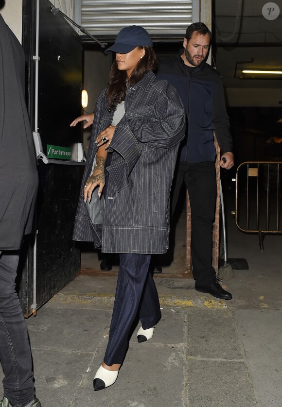 Rihanna quitte le Tape à Londres, le 24 juin 2016.
