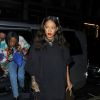 Rihanna quitte son hôtel pour se rendre au restaurant "Hakkasan" à Londres, le 23 juin 2016.