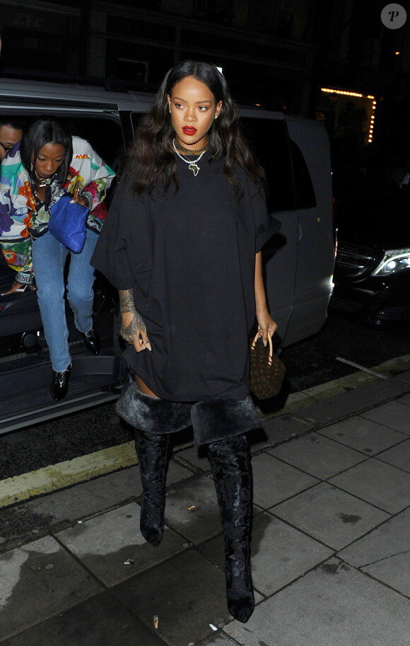 Rihanna quitte son hôtel pour se rendre au restaurant "Hakkasan" à Londres, le 23 juin 2016.