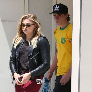 Chloë Grace Moretz et Brooklyn Beckham dans les rues de Beverly Hills le 30 juin 2016