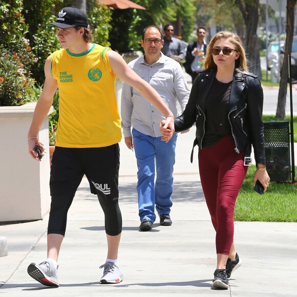 Chloë Grace Moretz et Brooklyn Beckham dans les rues de Beverly Hills le 30 juin 2016