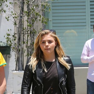 Chloë Grace Moretz et Brooklyn Beckham dans les rues de Beverly Hills le 30 juin 2016