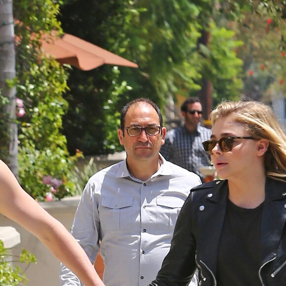 Chloë Grace Moretz et Brooklyn Beckham dans les rues de Beverly Hills le 30 juin 2016