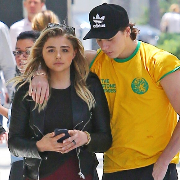 Chloë Grace Moretz et Brooklyn Beckham dans les rues de Beverly Hills le 30 juin 2016