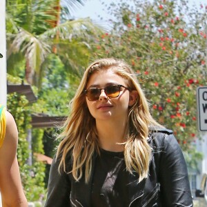 Chloë Grace Moretz et Brooklyn Beckham dans les rues de Beverly Hills le 30 juin 2016