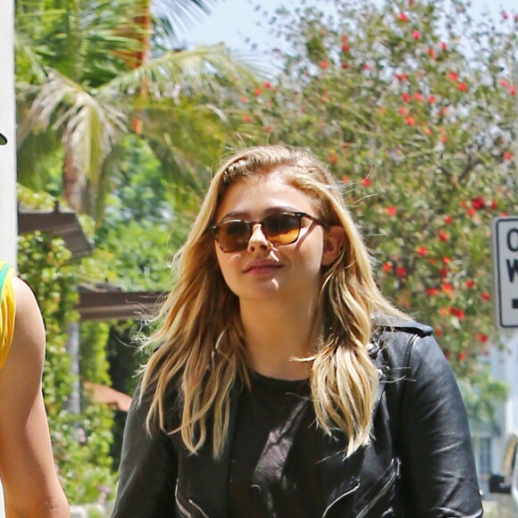 Chloë Grace Moretz et Brooklyn Beckham dans les rues de Beverly Hills le 30 juin 2016