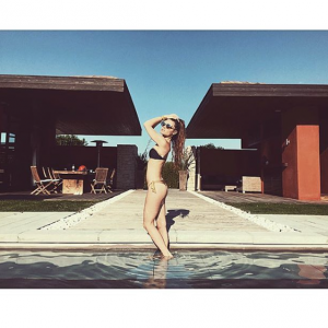 Capucine Anav en bikini le 1er juillet 2016.