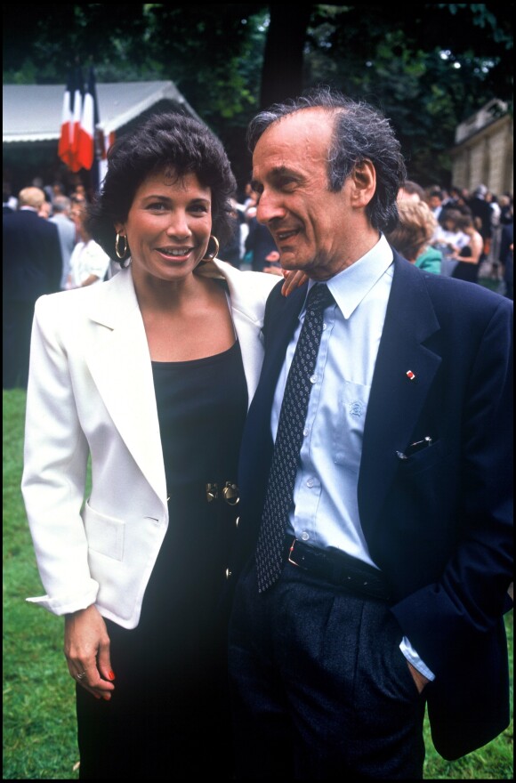 Anne Sinclair et Elie Weisel lors de la garden party de l'Elysée en 1988