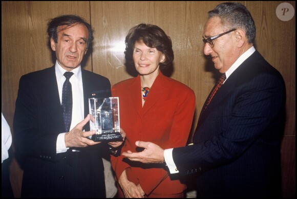 Danielle Mitterrand et Elie Wiesel à la fondation Elie Wiesel pour l'Humanité en 1989