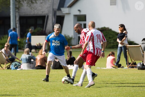 Le chanteur Grégoire lors du tournoi de football Media Cup, un tournoi par équipe de production ou chaine de télévision, à Meudon. Le 2 juillet 2016