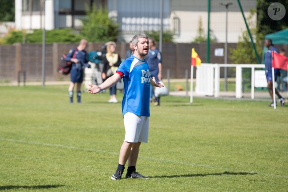 Le chanteur Grégoire lors du tournoi de football Media Cup, un tournoi par équipe de production ou chaine de télévision, à Meudon. Le 2 juillet 2016