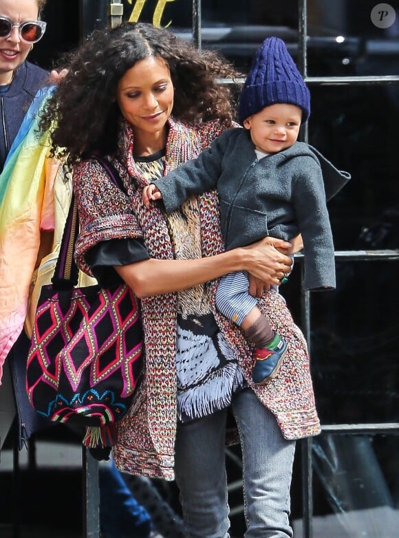 Thandie Newton prend un taxi avec son fils Booker à New York, le 24 avril 2015.