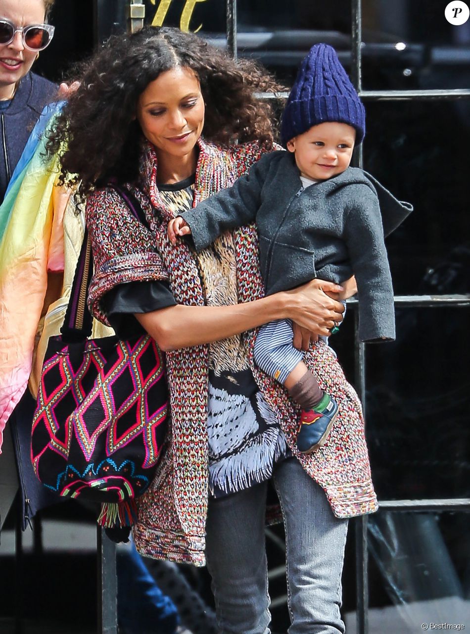 Thandie Newton prend un taxi avec son fils Booker à New York, le 24