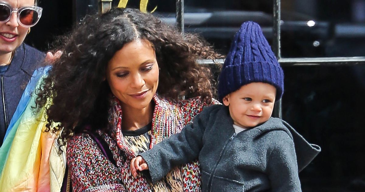 Thandie Newton prend un taxi avec son fils Booker à New York, le 24