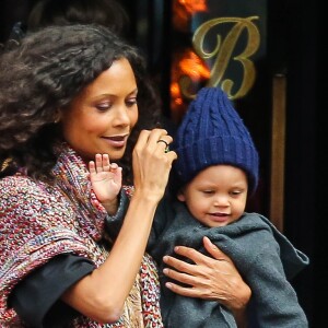 Thandie Newton prend un taxi avec son fils Booker à New York, le 24 avril 2015.