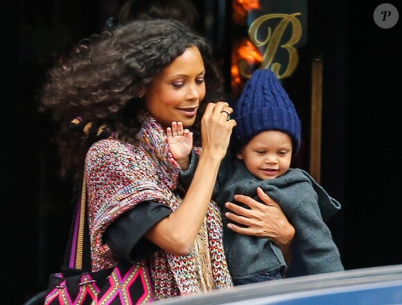 Thandie Newton prend un taxi avec son fils Booker à New York, le 24 avril 2015.