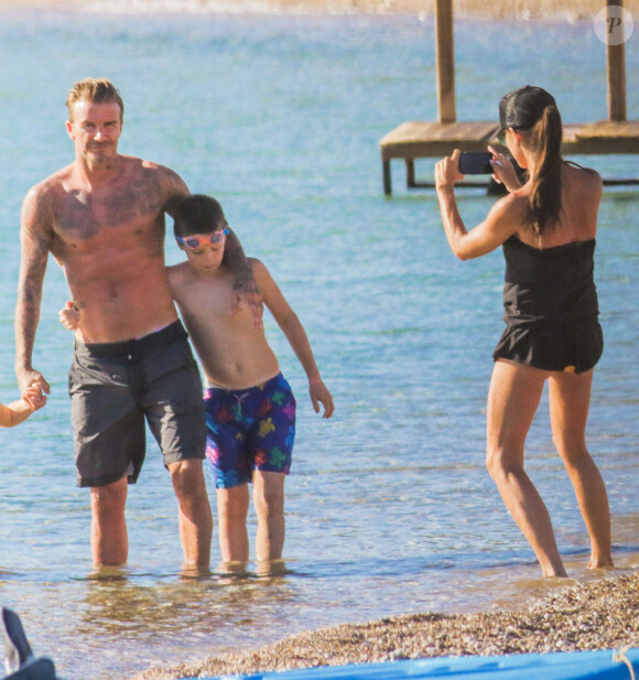 David Beckham et son fils Cruz - Victoria Beckham prend des photos de famille à la plage en Grèce le 4 juin 2016.