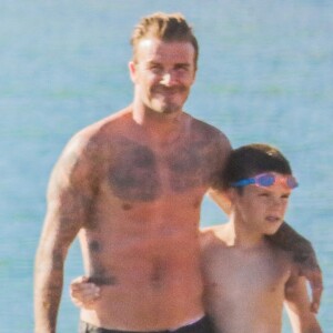 David Beckham et son fils Cruz - Victoria Beckham prend des photos de famille à la plage en Grèce le 4 juin 2016.