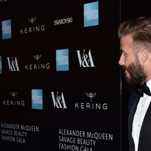 Victoria Beckham et son mari David Beckham main dans la main lors du gala "Alexander McQueen : Savage Beauty" au Victoria and Albert Museum à Londres, le 12 mars 2015.