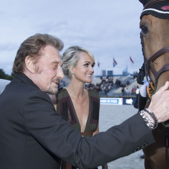 Johnny Hallyday, sa femme Laeticia Hallyday - Remise du Prix Eiffel avec Johnny et Laeticia Hallyday - Record du saut en hauteur de la ville de Paris / EOS - Longines Paris Eiffel Jumping à la plaine de Jeux de Bagatelle à Paris le 1er juillet 2016. Cette remise de prix est le prologue de la soirée au profit de l'association "La bonne étoile" de Laeticia Hallyday. © Olivier Borde / Veeren / Bestimage