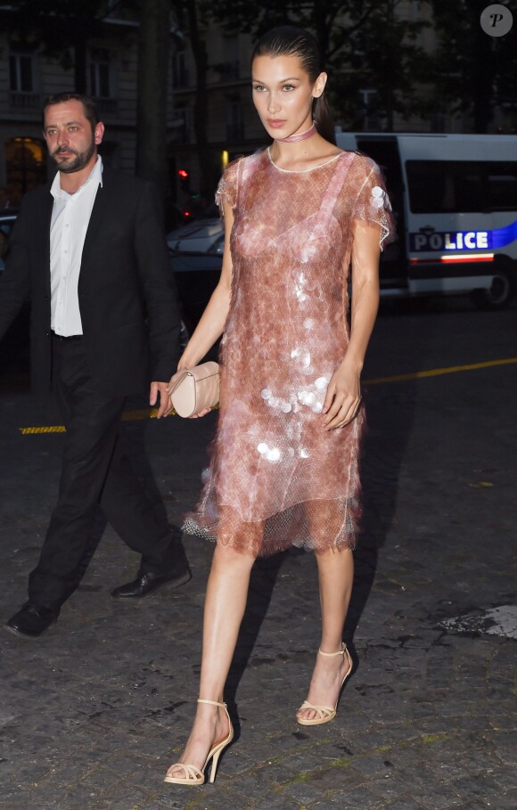 Bella Hadid, en robe disco transparente, arrive à la soirée Vogue lors de la fashion week de la Haute-Couture à Paris. Le 5 juillet 2016