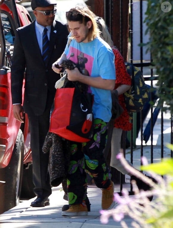 Isaiah Silva (fiancé de Frances Bean Cobain) - Frances Bean Cobain récupère une guitare accompagnée de son fiancé Isaiah Silva à Los Angeles le 16 janvier 2014.