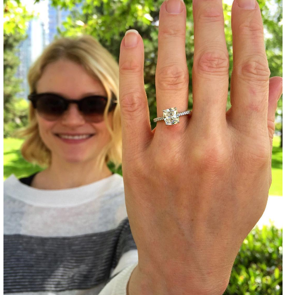 Emilie de Ravin est fiancée à Eric Bilitch. Elle vient de dévoiler une photo de sa bague sur Instagram. Juillet 2016.
