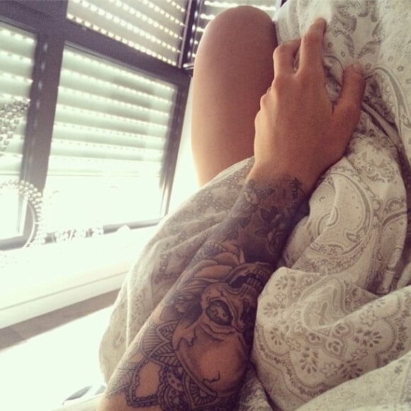 Caroline Receveur et son tatouage le 30 mars 2014.