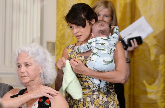 Norah Jones avec son fils lors d'un événement en marge de la Fête des mères à la Maison-Blanche, le 12 mai 2014.