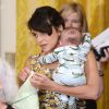 La star Norah Jones avec son fils de 3 mois lors d'un concert à la Maison-Blanche, le 12 mai 2014.