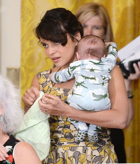 La star Norah Jones avec son fils de 3 mois lors d'un concert à la Maison-Blanche, le 12 mai 2014.