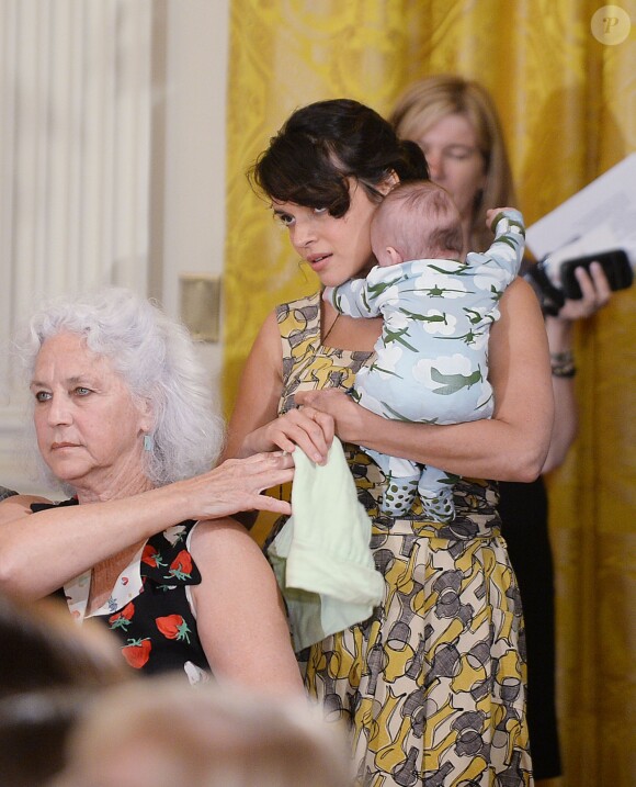 Norah Jones en compagnie de son fils de 3 mois lors d'un concert à la Maison-Blanche, le 12 mai 2014.
