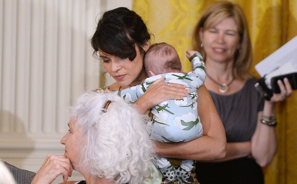 Norah Jones avec son fils de 3 mois lors d'un concert à la Maison-Blanche, le 12 mai 2014.