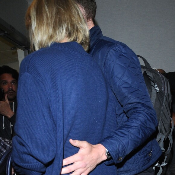 Taylor Swift et son compagnon Tom Hiddleston arrive à l'aéroport de LAX à Los Angeles, le 6 juillet 2016