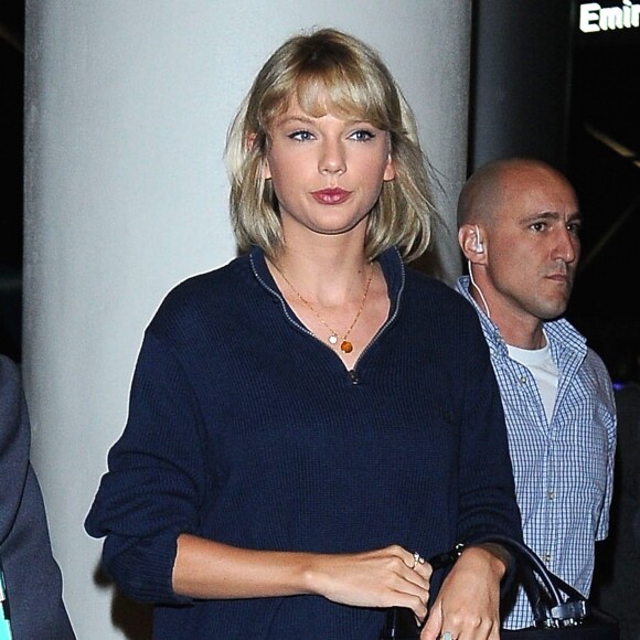 Taylor Swift et son compagnon Tom Hiddleston arrive à l'aéroport de LAX à Los Angeles, le 6 juillet 2016