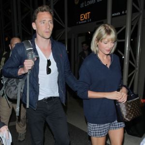 Taylor Swift et son compagnon Tom Hiddleston arrive à l'aéroport de LAX à Los Angeles, le 6 juillet 2016