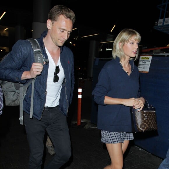 Taylor Swift et son compagnon Tom Hiddleston arrive à l'aéroport de LAX à Los Angeles, le 6 juillet 2016