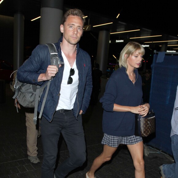 Taylor Swift et son compagnon Tom Hiddleston arrive à l'aéroport de LAX à Los Angeles, le 6 juillet 2016