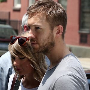 Taylor Swift et son petit-ami Calvin Harris sortent d'un restaurant à New York, le 28 mai 2015.