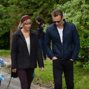 Taylor Swift et son nouveau compagnon Tom Hiddleston se promènent sur la plage de Suffolk, le 26 juin 2016.