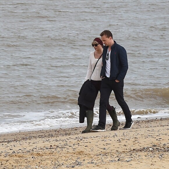 Taylor Swift et son nouveau compagnon Tom Hiddleston se promènent sur la plage de Suffolk, le 26 juin 2016.