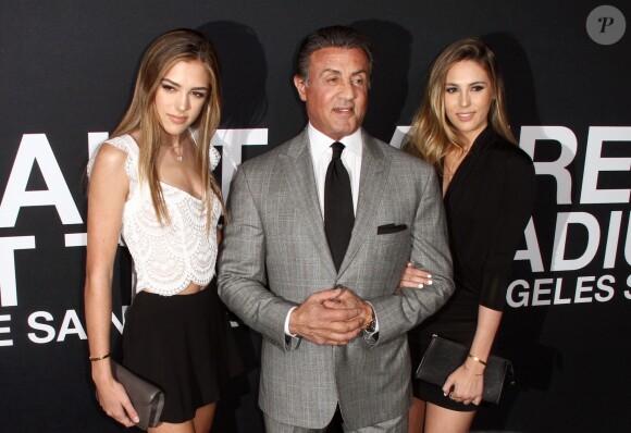 Sylvester Stallone avec ses filles Sistine et Sophia - People au défilé Saint Laurent à Hollywood le 10 février 2016.