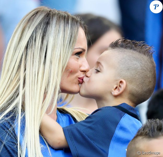 Ludivine Payet (la femme de Dimitri Payet) et son fils Milan lors du match de l'Euro 2016 Allemagne-France au stade Vélodrome à Marseille, France, le 7 juillet 2016. © Cyril Moreau/Bestimage