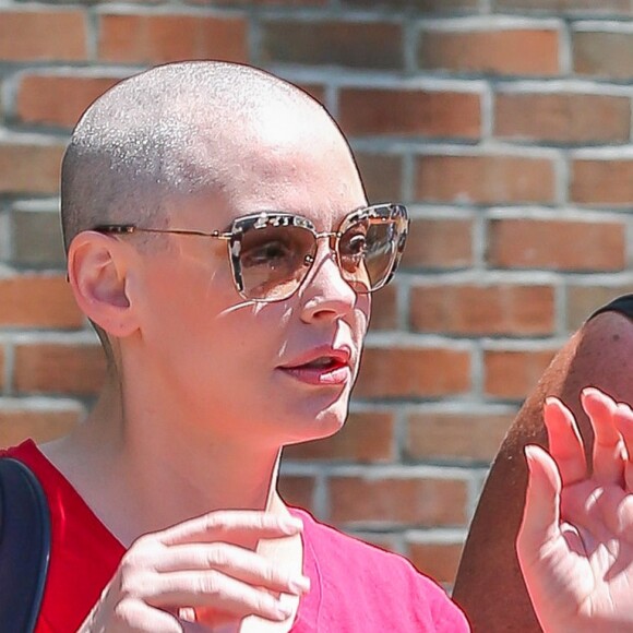 Rose McGowan sort de son hôtel, accompagnée d'un ami, dans le quartier de East Village à New York. Le 13 juin 2016