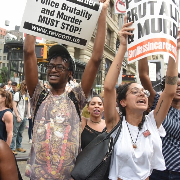 Des milliers de manifestants se sont réunis près du parc Union Square et ont marché jusqu'à Times Square pour réclamer justice au nom d'Alton Sterling et Philando Castile, le 7 juillet 2016 à New York.