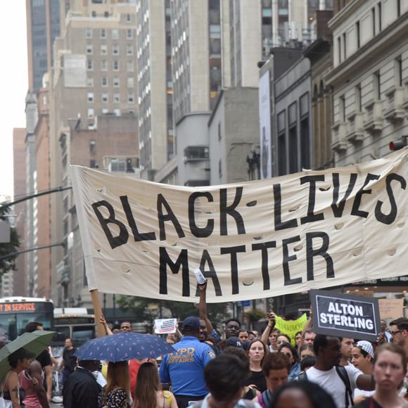 Des milliers de manifestants se sont réunis près du parc Union Square et ont marché jusqu'à Times Square pour réclamer justice au nom d'Alton Sterling et Philando Castile, le 7 juillet 2016 à New York.