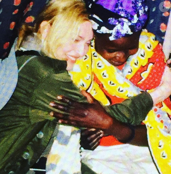 Madonna et ses enfants, Lourdes Leon, Rocco et David Banda et Mercy James sont en voyage humanitaire au Malawi. La popstar pose avec Mama Sopfie. Photo publiée sur Instagram, le 4 juillet 2016
