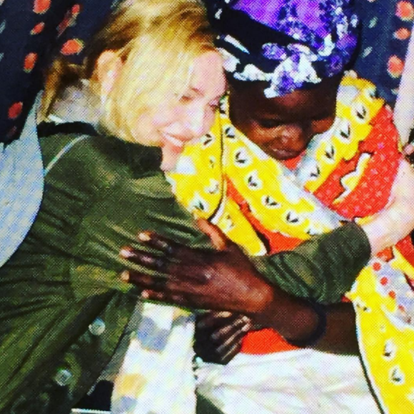 Madonna et ses enfants, Lourdes Leon, Rocco et David Banda et Mercy James sont en voyage humanitaire au Malawi. La popstar pose avec Mama Sopfie. Photo publiée sur Instagram, le 4 juillet 2016