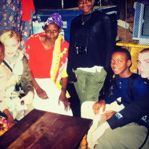 Madonna et ses enfants, Lourdes Leon, Rocco et David Banda et Mercy James sont en voyage humanitaire au Malawi. La famille pose avec Mama Sopfie. Photo publiée sur Instagram, le 4 juillet 2016